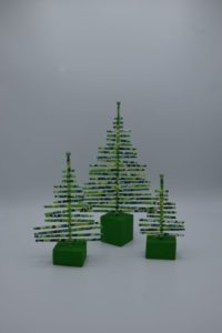 Grüne Tannenbäume aus Papierrollen